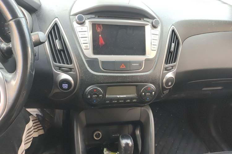 Used Hyundai ix35 2013 2.0L Automatic Two-Wheel Drive Smart GLS China V Standard Audio And AC Panel
