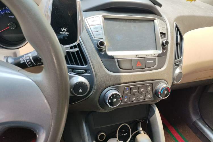 Used Hyundai ix35 2013 2.0L Automatic 2WD Comfort GL China IV Standard Audio And AC Panel