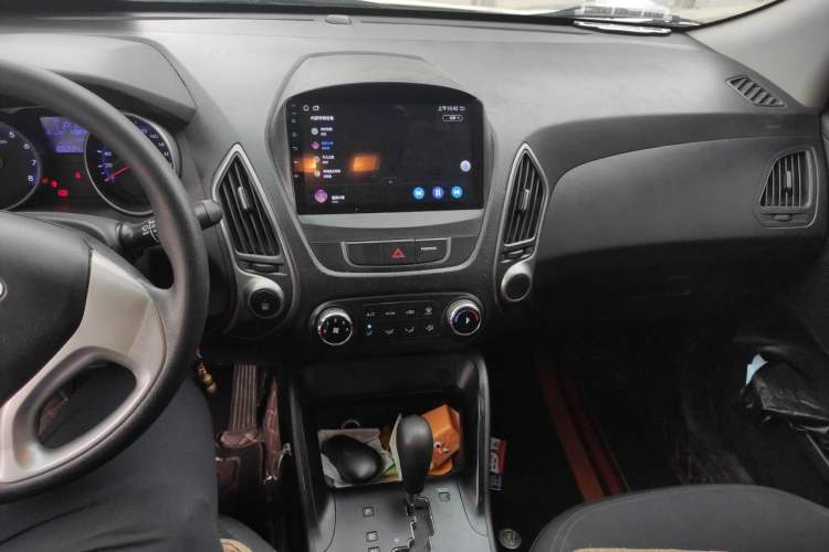 Used Hyundai ix35 2013 2.0L Automatic 2WD Comfort GL China IV Standard Audio And AC Panel