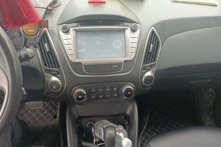 Used Hyundai ix35 2013 2.0L Automatic 2WD Comfort GL China IV Standard Audio And AC Panel