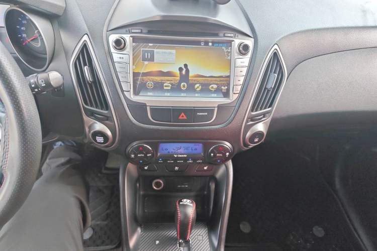 Used Hyundai ix35 2013 2.0L Automatic Two-Wheel Drive Smart GLS China IV Standard Audio And AC Panel