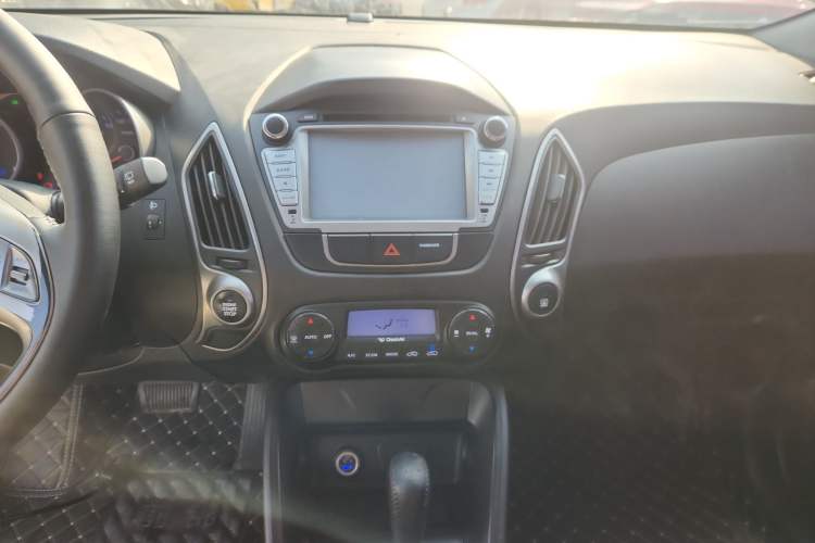 Used Hyundai ix35 2013 2.0L Automatic Two-Wheel Drive Smart GLS China V Standard Audio And AC Panel