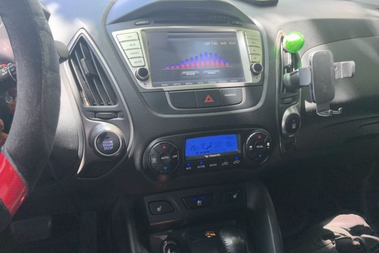 Used Hyundai ix35 2013 2.0L Automatic Two-Wheel Drive Smart GLS China V Standard Audio And AC Panel
