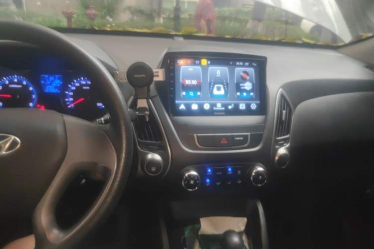 Used Hyundai ix35 2013 2.0L Automatic 2WD Comfort GL China IV Standard Audio And AC Panel