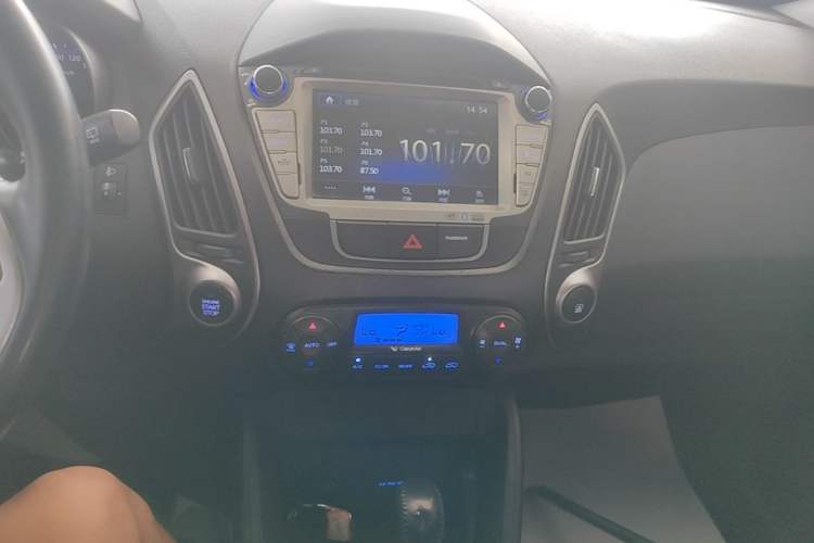 Used Hyundai ix35 2013 2.0L Automatic Two-Wheel Drive Smart GLS China V Standard Audio And AC Panel