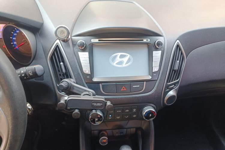 Used Hyundai ix35 2013 2.0L Automatic Two-Wheel Drive Comfort GL China V Standard Audio And AC Panel