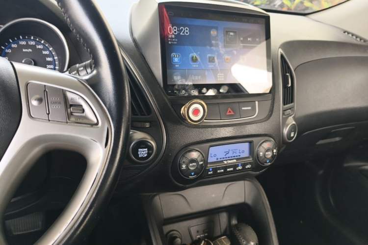 Used Hyundai ix35 2013 2.0L Automatic Two-Wheel Drive Smart GLS China V Standard Audio And AC Panel