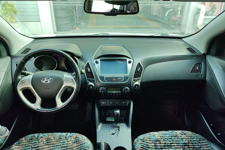 Used Hyundai ix35 2013 2.0L Automatic Two-Wheel Drive Leading GLX China IV Standard Center Console