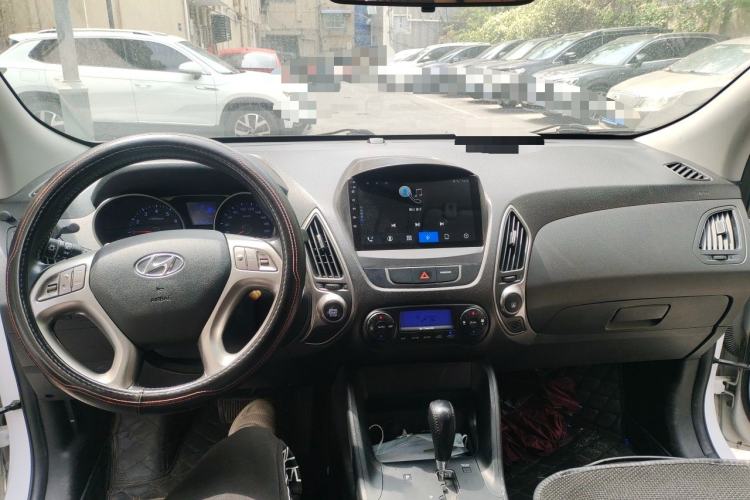Used Hyundai ix35 2013 2.0L Automatic Two-Wheel Drive Smart GLS China IV Standard Center Console