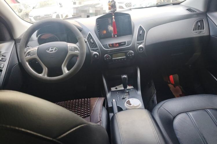 Used Hyundai ix35 2013 2.0L Automatic Two-Wheel Drive Smart GLS China IV Standard Center Console