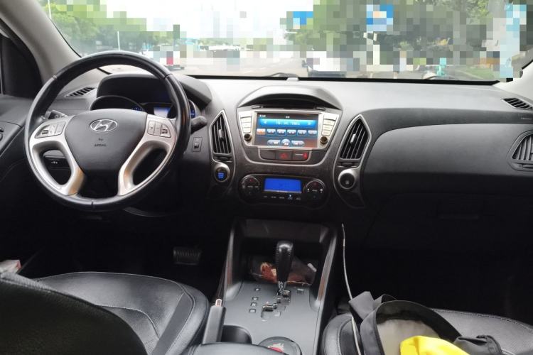 Used Hyundai ix35 2013 2.0L Automatic Two-Wheel Drive Smart GLS China IV Standard Center Console