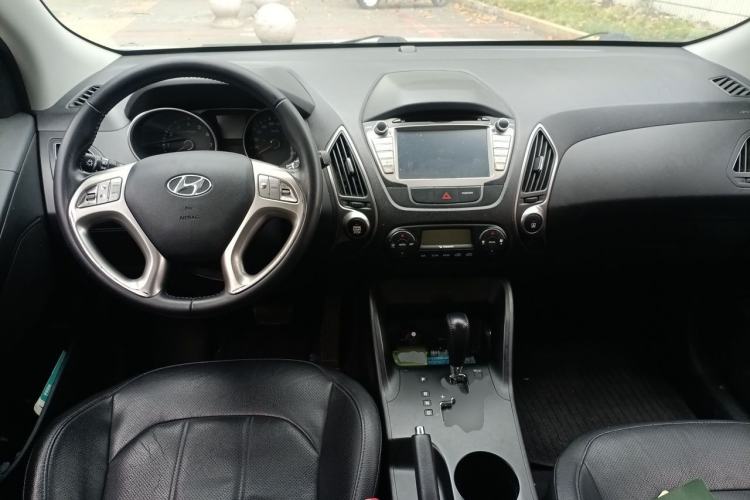 Used Hyundai ix35 2013 2.0L Automatic Two-Wheel Drive Smart GLS China IV Standard Center Console