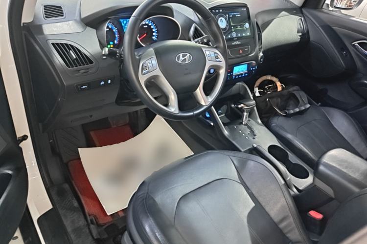 Used Hyundai ix35 2013 2.0L Automatic Two-Wheel Drive Smart GLS China IV Standard Center Console