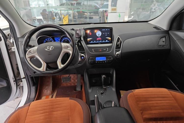 Used Hyundai ix35 2013 2.0L Automatic Two-Wheel Drive Smart GLS China IV Standard Center Console