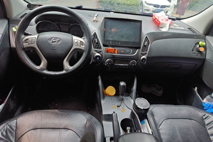 Used Hyundai ix35 2013 2.0L Automatic Two-Wheel Drive Smart GLS China IV Standard Center Console