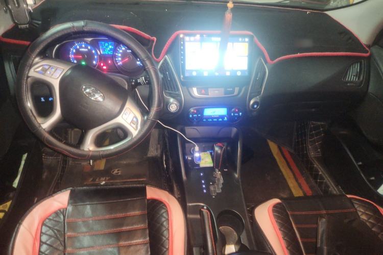 Used Hyundai ix35 2013 2.0L Automatic 4x4 Intelligent GLS China IV Standard Center Console