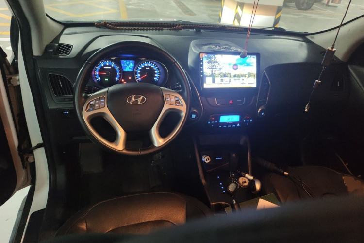 Used Hyundai ix35 2013 2.0L Automatic Two-Wheel Drive Smart GLS China V Standard Center Console