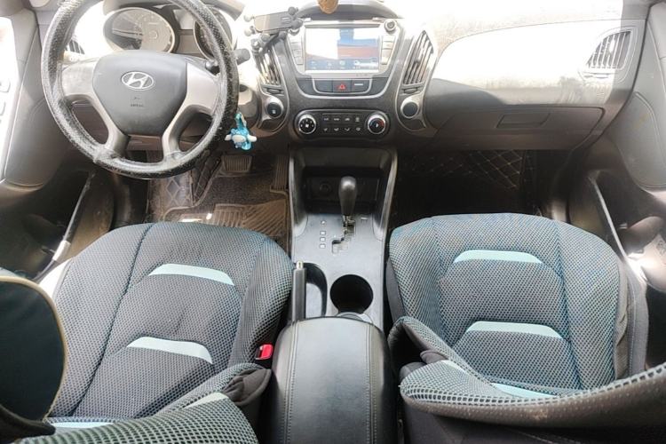 Used Hyundai ix35 2013 2.0L Automatic 2WD Comfort GL China IV Standard Center Console