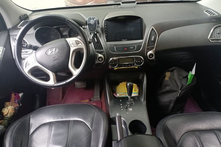 Used Hyundai ix35 2013 2.0L Automatic Two-Wheel Drive Smart GLS China IV Standard Center Console
