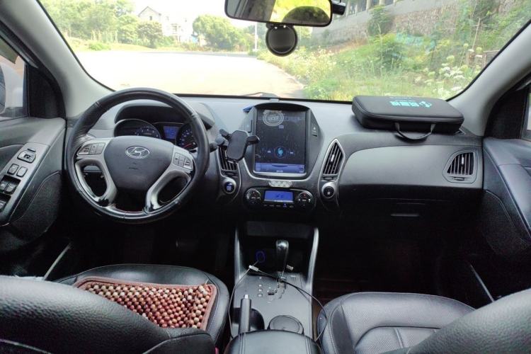 Used Hyundai ix35 2013 2.0L Automatic Two-Wheel Drive Smart GLS China IV Standard Center Console