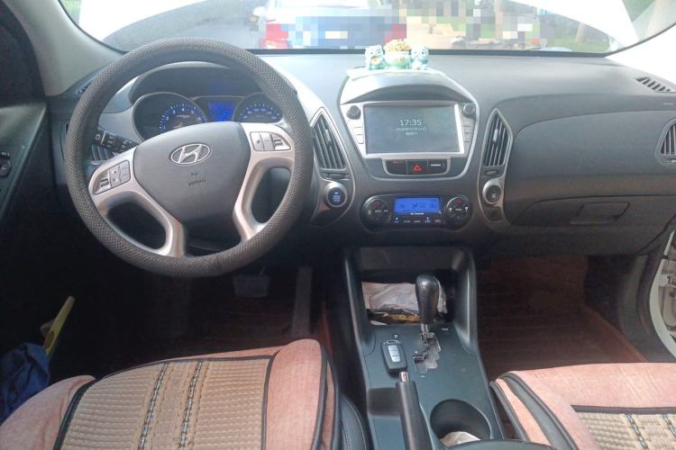 Used Hyundai ix35 2013 2.0L Automatic Two-Wheel Drive Smart GLS China IV Standard Center Console