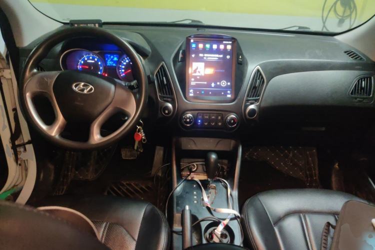 Used Hyundai ix35 2013 2.0L Automatic 2WD Comfort GL China IV Standard Center Console