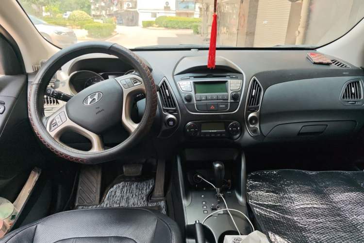 Used Hyundai ix35 2013 2.0L Automatic Two-Wheel Drive Smart GLS China IV Standard Center Console
