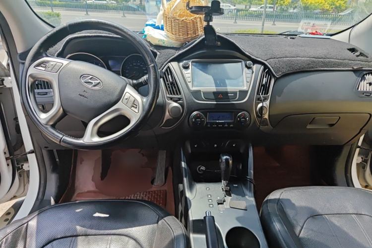 Used Hyundai ix35 2013 2.0L Automatic Two-Wheel Drive Smart GLS China IV Standard Center Console