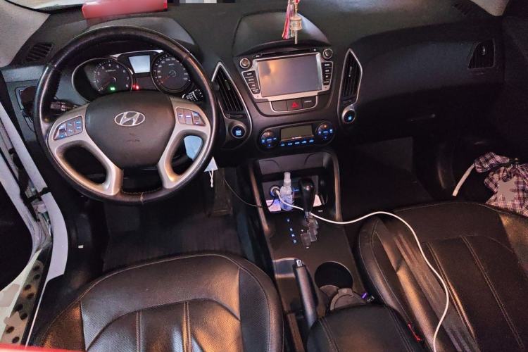 Used Hyundai ix35 2013 2.0L Automatic Two-Wheel Drive Smart GLS China IV Standard Center Console