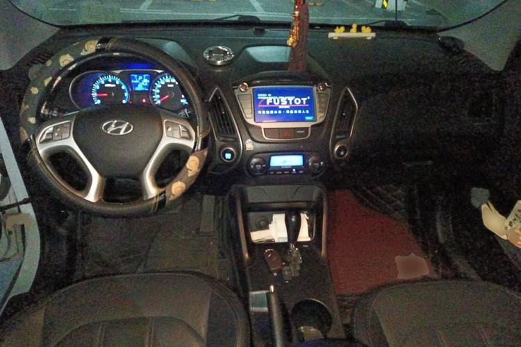 Used Hyundai ix35 2013 2.0L Automatic Two-Wheel Drive Smart GLS China IV Standard Center Console