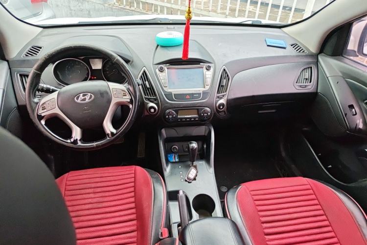 Used Hyundai ix35 2013 2.0L Automatic Two-Wheel Drive Smart GLS China IV Standard Center Console