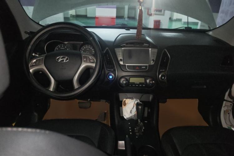 Used Hyundai ix35 2013 2.0L Automatic Two-Wheel Drive Smart GLS China IV Standard Center Console