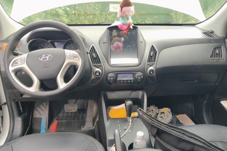 Used Hyundai ix35 2013 2.0L Automatic Two-Wheel Drive Smart GLS China IV Standard Center Console