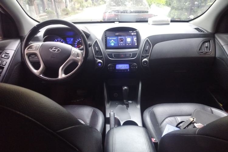 Used Hyundai ix35 2013 2.0L Automatic Two-Wheel Drive Smart GLS China IV Standard Center Console