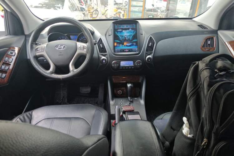 Used Hyundai ix35 2013 2.0L Automatic Two-Wheel Drive Smart GLS China IV Standard Center Console