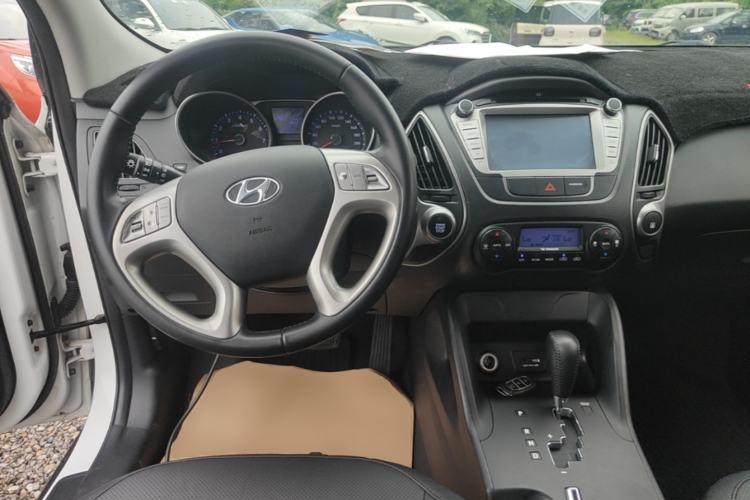 Used Hyundai ix35 2013 2.0L Automatic Two-Wheel Drive Smart GLS China IV Standard Center Console
