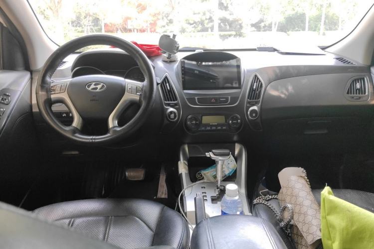 Used Hyundai ix35 2013 2.0L Automatic Two-Wheel Drive Smart GLS China IV Standard Center Console