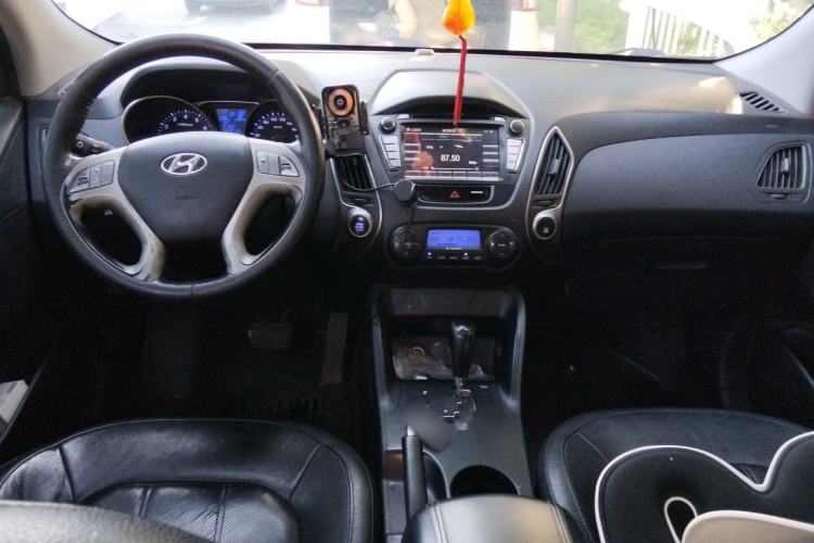 Used Hyundai ix35 2013 2.0L Automatic Two-Wheel Drive Smart GLS China IV Standard Center Console