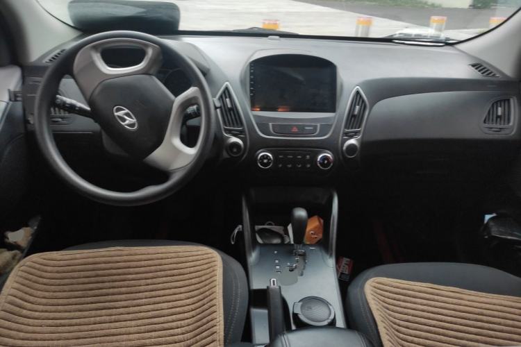 Used Hyundai ix35 2013 2.0L Automatic 2WD Comfort GL China IV Standard Center Console