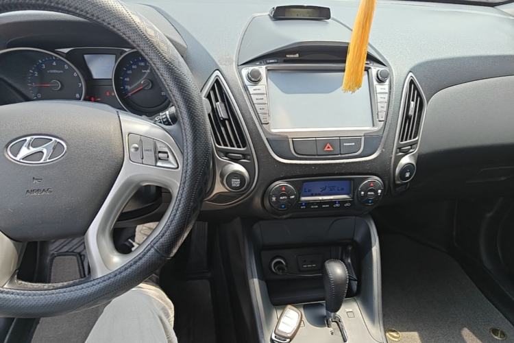 Used Hyundai ix35 2013 2.0L Automatic Two-Wheel Drive Smart GLS China IV Standard Center Console