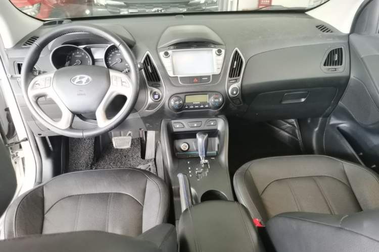 Used Hyundai ix35 2013 2.0L Automatic Two-Wheel Drive Smart GLS China IV Standard Center Console