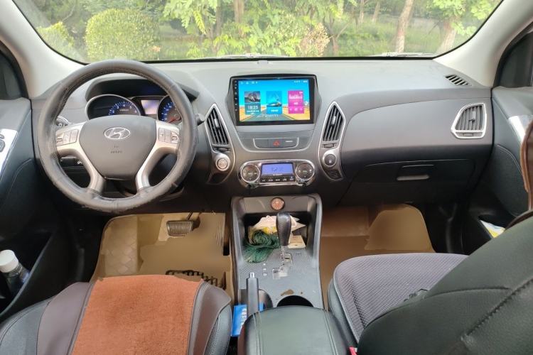 Used Hyundai ix35 2013 2.0L Automatic Two-Wheel Drive Smart GLS China IV Standard Center Console