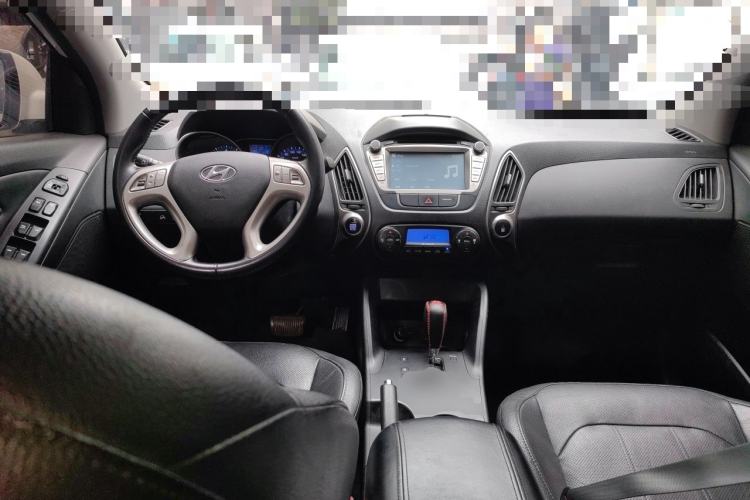 Used Hyundai ix35 2013 2.0L Automatic Two-Wheel Drive Smart GLS China IV Standard Center Console