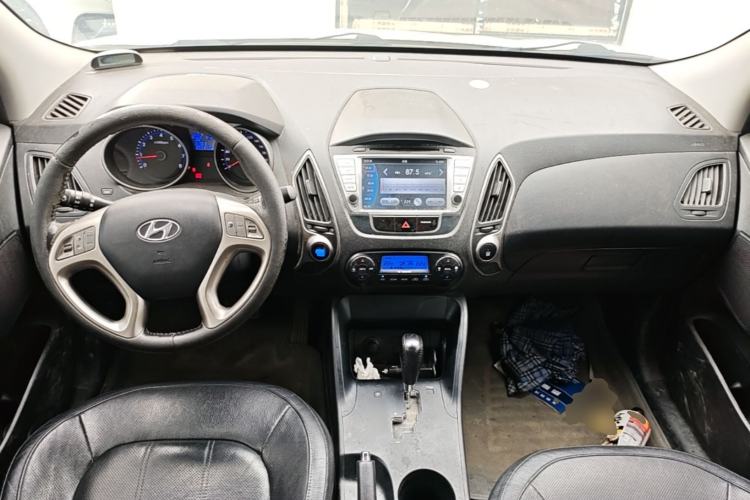 Used Hyundai ix35 2013 2.0L Automatic Two-Wheel Drive Smart GLS China IV Standard Center Console