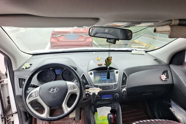 Used Hyundai ix35 2013 2.0L Automatic Two-Wheel Drive Smart GLS China IV Standard Center Console
