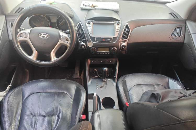 Used Hyundai ix35 2013 2.0L Automatic Two-Wheel Drive Smart GLS China IV Standard Center Console