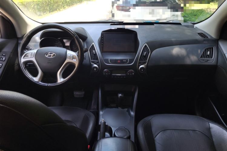 Used Hyundai ix35 2013 2.0L Automatic Two-Wheel Drive Smart GLS China IV Standard Center Console