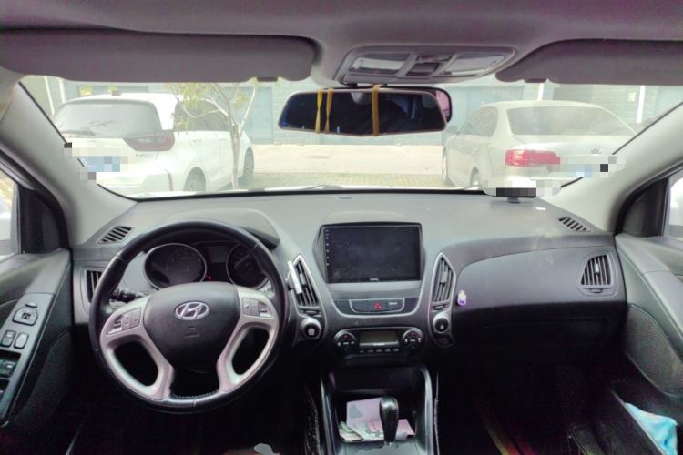 Used Hyundai ix35 2013 2.0L Automatic Two-Wheel Drive Smart GLS China IV Standard Center Console