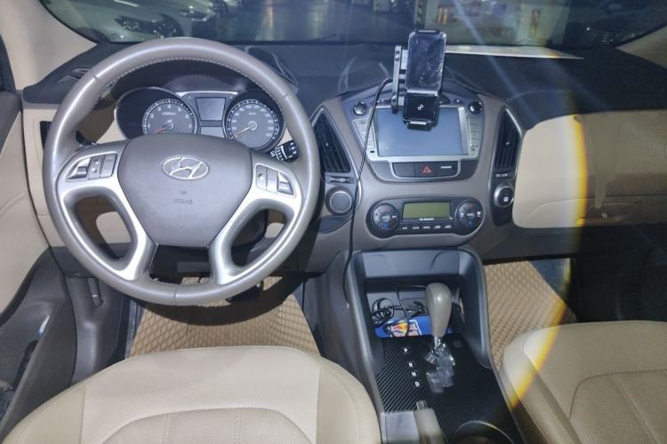 Used Hyundai ix35 2013 2.0L Automatic Two-Wheel Drive Smart GLS China V Standard Center Console