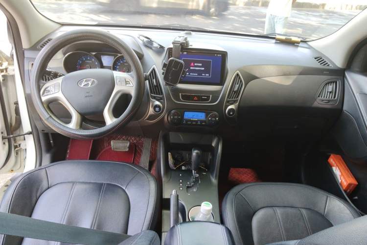 Used Hyundai ix35 2013 2.0L Automatic Two-Wheel Drive Smart GLS China IV Standard Center Console